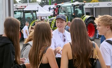 FOTO: Agrokomplex Nitra 2025 je už otvorený, čaká vás živý salaš, traktorparáda, historický vláčik a mnoho ďalšieho