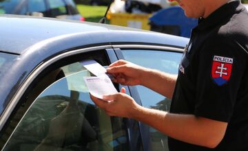 FOTO: Nitrianski policajti varujú návštevníkov Agrokomplexu pred krádežami, veci v aute sú pozvánkou pre zlodejov