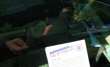 FOTO: Nitrianski policajti varujú návštevníkov Agrokomplexu pred krádežami, veci v aute sú pozvánkou pre zlodejov