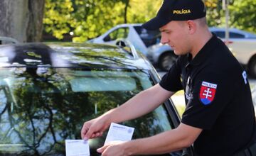 FOTO: Nitrianski policajti varujú návštevníkov Agrokomplexu pred krádežami, veci v aute sú pozvánkou pre zlodejov