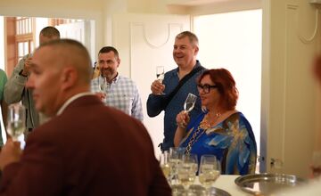 FOTO: Zlatí hádzanári z Topoľčian sa po troch desaťročiach vrátili na radnicu