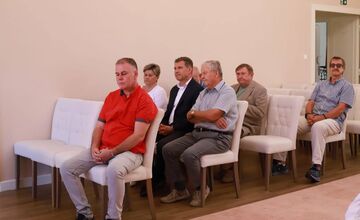 FOTO: Zlatí hádzanári z Topoľčian sa po troch desaťročiach vrátili na radnicu