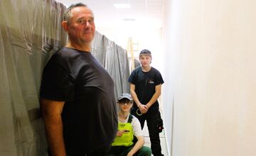 FOTO: Vojaci aj študenti spojili sily a pomohli pre deti, spolu obnovili detské oddelenie v nitrianskej knižnici