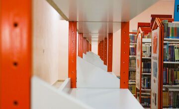 FOTO: Vojaci aj študenti spojili sily a pomohli pre deti, spolu obnovili detské oddelenie v nitrianskej knižnici