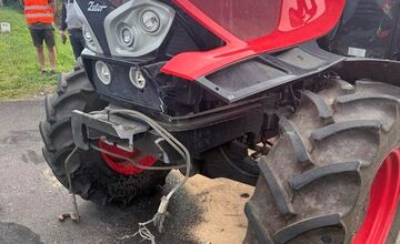 FOTO: V Kalnej nad Hronom sa zrazil rýchlik a traktorom