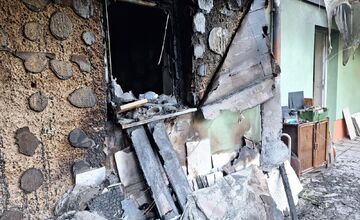 FOTO: Rozsiahly požiar v Šahách poškodil dom aj umelecký ateliér, obyvatelia pre rodinu vytvorili finančnú zbierku