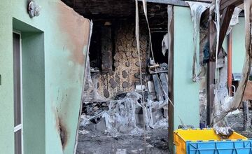 FOTO: Rozsiahly požiar v Šahách poškodil dom aj umelecký ateliér, obyvatelia pre rodinu vytvorili finančnú zbierku