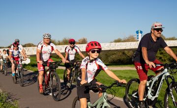FOTO: Topoľčany sa chvália novou cyklotrasou, spolu s ňou pribudlo prepojenie na park aj nové prvky ako lampy a značky