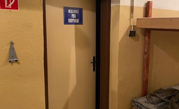 FOTO: Čo sa skrýva v tejto starej budevo v centre Nitry? Youtuber sa pozrel dnu a ukazuje jej tajomstvá