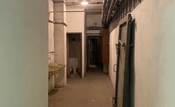 FOTO: Čo sa skrýva v tejto starej budevo v centre Nitry? Youtuber sa pozrel dnu a ukazuje jej tajomstvá