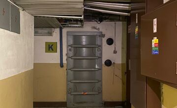 FOTO: Čo sa skrýva v tejto starej budevo v centre Nitry? Youtuber sa pozrel dnu a ukazuje jej tajomstvá