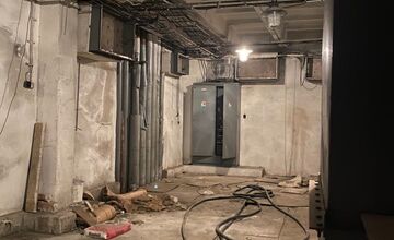 FOTO: Čo sa skrýva v tejto starej budevo v centre Nitry? Youtuber sa pozrel dnu a ukazuje jej tajomstvá