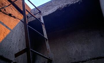 FOTO: Čo sa skrýva v tejto starej budevo v centre Nitry? Youtuber sa pozrel dnu a ukazuje jej tajomstvá