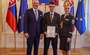 FOTO: Policajt Denis zachránil ženu z horiaceho auta, za svoje hrdinstvo si vyslúžil ocenenie