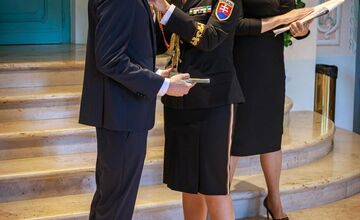 FOTO: Policajt Denis zachránil ženu z horiaceho auta, za svoje hrdinstvo si vyslúžil ocenenie