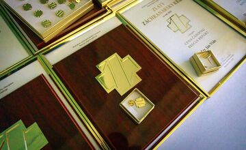 FOTO: Policajt Denis zachránil ženu z horiaceho auta, za svoje hrdinstvo si vyslúžil ocenenie