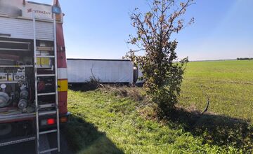 FOTO: Piatková nehoda kamiónu za Šuranmi