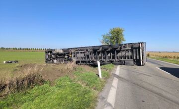 FOTO: Piatková nehoda kamiónu za Šuranmi
