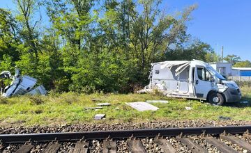 FOTO: Na železničnom priecestí v úseku Nové Zámky - Bajč došlo k zrážke vlaku s autom