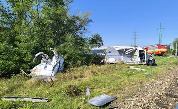 FOTO: Na železničnom priecestí v úseku Nové Zámky - Bajč došlo k zrážke vlaku s autom