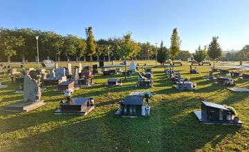 FOTO: Nitra začína ekologickú revolúciu na cintorínoch a spúčťa separovanie, obnovuje zeleň a zbiera dažďovú vodu