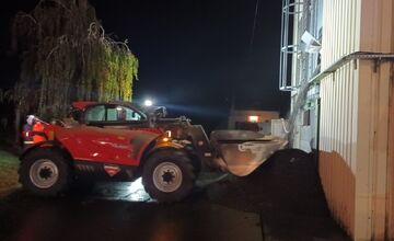 FOTO: V obci Tekovské Lužany horela sušička na slnečnicu