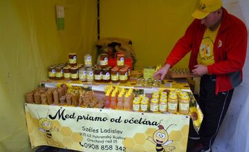 FOTO: Tradičný Levický jarmok 2025 priniesol do mesta desiatky stánkov aj kultúrny program 