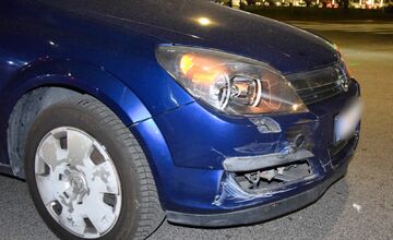 FOTO: Opití vodiči opäť úradovali, jeden narazil v Leviciach do betónového oplotenia a auta