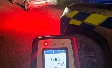 FOTO: Opití vodiči opäť úradovali, jeden narazil v Leviciach do betónového oplotenia a auta