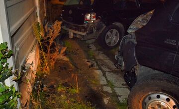 FOTO: Opití vodiči opäť úradovali, jeden narazil v Leviciach do betónového oplotenia a auta