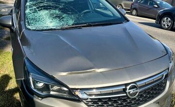 FOTO: Tragická havária v Hronovciach, auto zrazilo ženu na zastávke