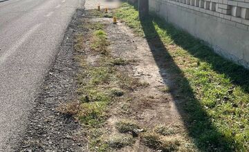 FOTO: Tragická havária v Hronovciach, auto zrazilo ženu na zastávke