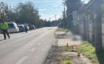 FOTO: Tragická havária v Hronovciach, auto zrazilo ženu na zastávke