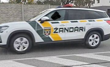 FOTO: Žandárske autá v uliciach zaskočili obyvateľov Slovenska