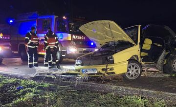 FOTO: Tragická ranná nehoda za Šaľou si vyžiadala životy dvoch mladých ľudí