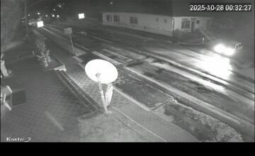 FOTO: Hľadá sa ukradnutá chryzantéma, neznámy páchateľ ju vzal rovno spred kostola v Kolte