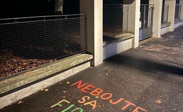 FOTO: Kriedové nápisy na chodníkoch sa objavujú aj v Nitrianskom kraji