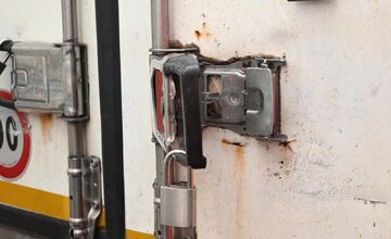 FOTO: V Komárne vyčíňali vianoční zlodeji. Z návesu vzali výzdobu na stromček