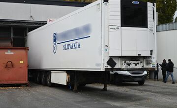 FOTO: V Komárne vyčíňali vianoční zlodeji. Z návesu vzali výzdobu na stromček