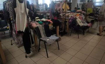 FOTO: Veľká jesenná burza v Leviciach sa blíži, pomôžete komunite aj nakúpite oblečenie, hračky aj knihy za pár eur