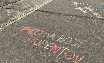 FOTO: Kriedové nápisy na chodníkoch sa objavujú aj v Nitrianskom kraji