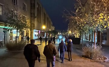 FOTO: Na pešej zóne v Nitre sa konala spomienka a protest k Nežnej revolúcii, stretli sa tu tisícky ľudí