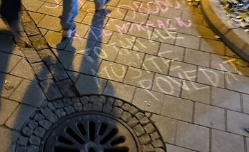 FOTO: Na pešej zóne v Nitre sa konala spomienka a protest k Nežnej revolúcii, stretli sa tu tisícky ľudí