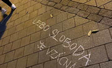 FOTO: Na pešej zóne v Nitre sa konala spomienka a protest k Nežnej revolúcii, stretli sa tu tisícky ľudí