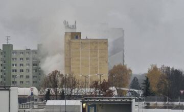 FOTO: Horí bytovka na Streďanskej. Obyvatelia sú evakuovaní pomocou hasičskej plošiny priamo z okien bytov