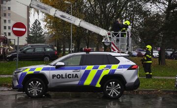 FOTO: Horí bytovka na Streďanskej. Obyvatelia sú evakuovaní pomocou hasičskej plošiny priamo z okien bytov