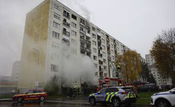 FOTO: Horí bytovka na Streďanskej. Obyvatelia sú evakuovaní pomocou hasičskej plošiny priamo z okien bytov