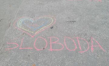 FOTO: Kriedové nápisy namierené proti vláde Roberta Fica pribudli aj pred levickým kinom Junior