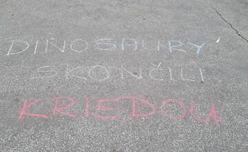 FOTO: Kriedové nápisy namierené proti vláde Roberta Fica pribudli aj pred levickým kinom Junior