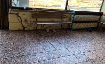 FOTO: V akom stave je levická autobusová stanica? Ľudia hovoria o špine, zápachu a hanbe mesta